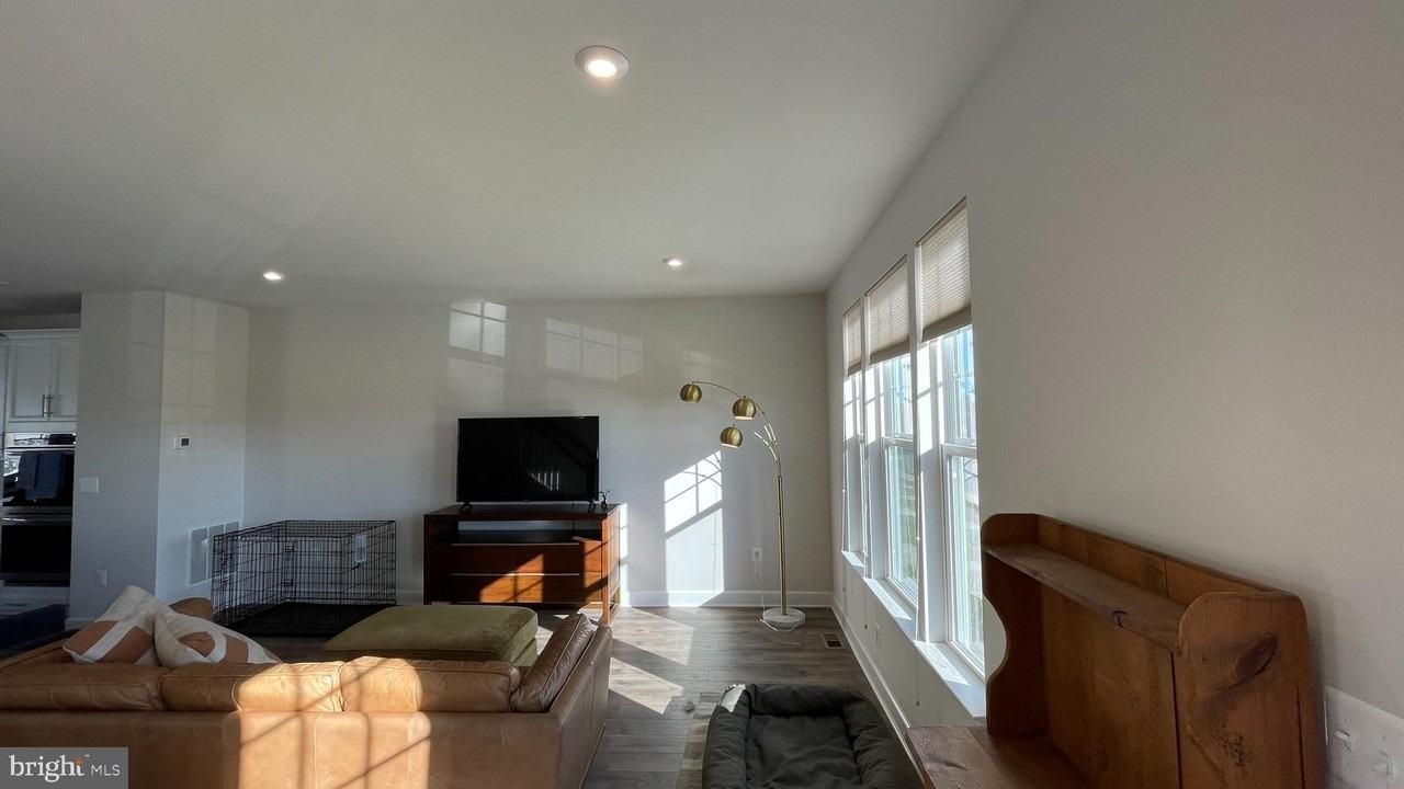 1812 Briscoe Ln - Photo 3 of 24