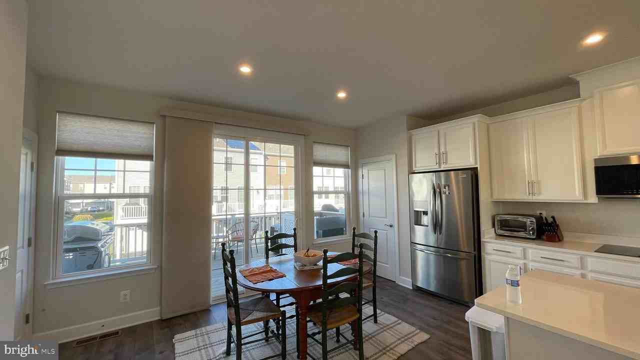 1812 Briscoe Ln - Photo 4 of 24