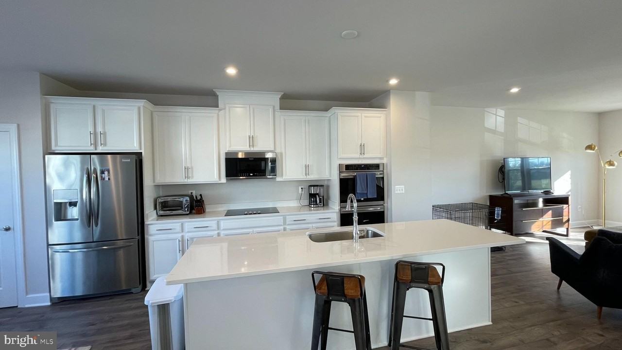 1812 Briscoe Ln - Photo 5 of 24