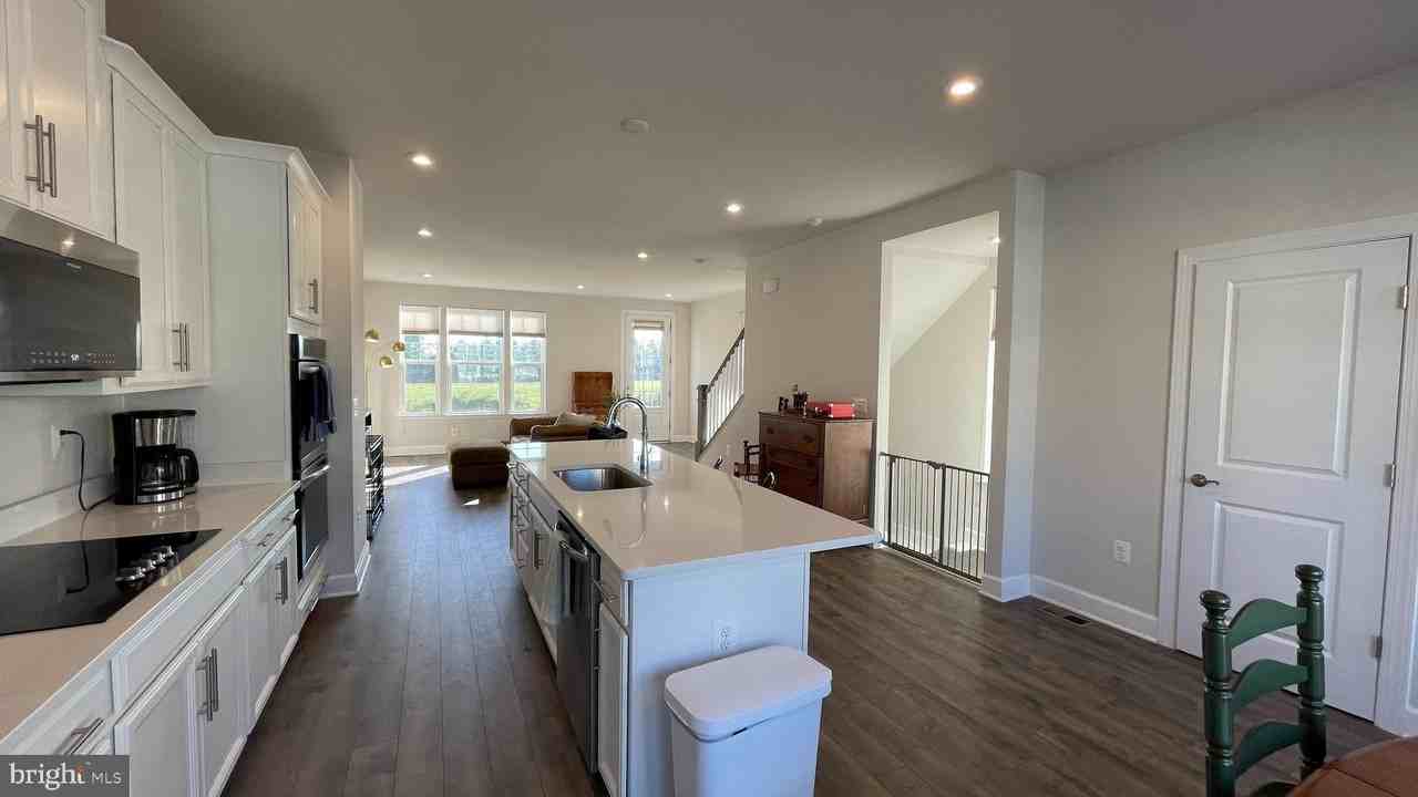 1812 Briscoe Ln - Photo 7 of 24