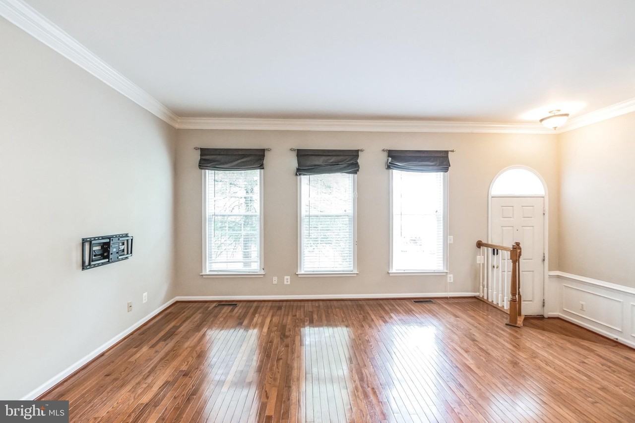 12876 Fair Valley Ct - Photo 2 of 28