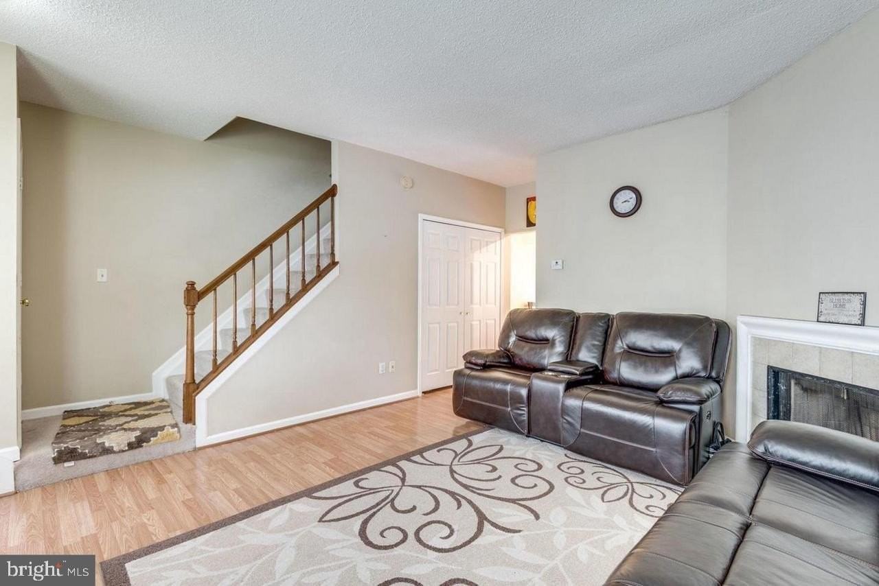 3018 Mcmaster Ct - Photo 4 of 21