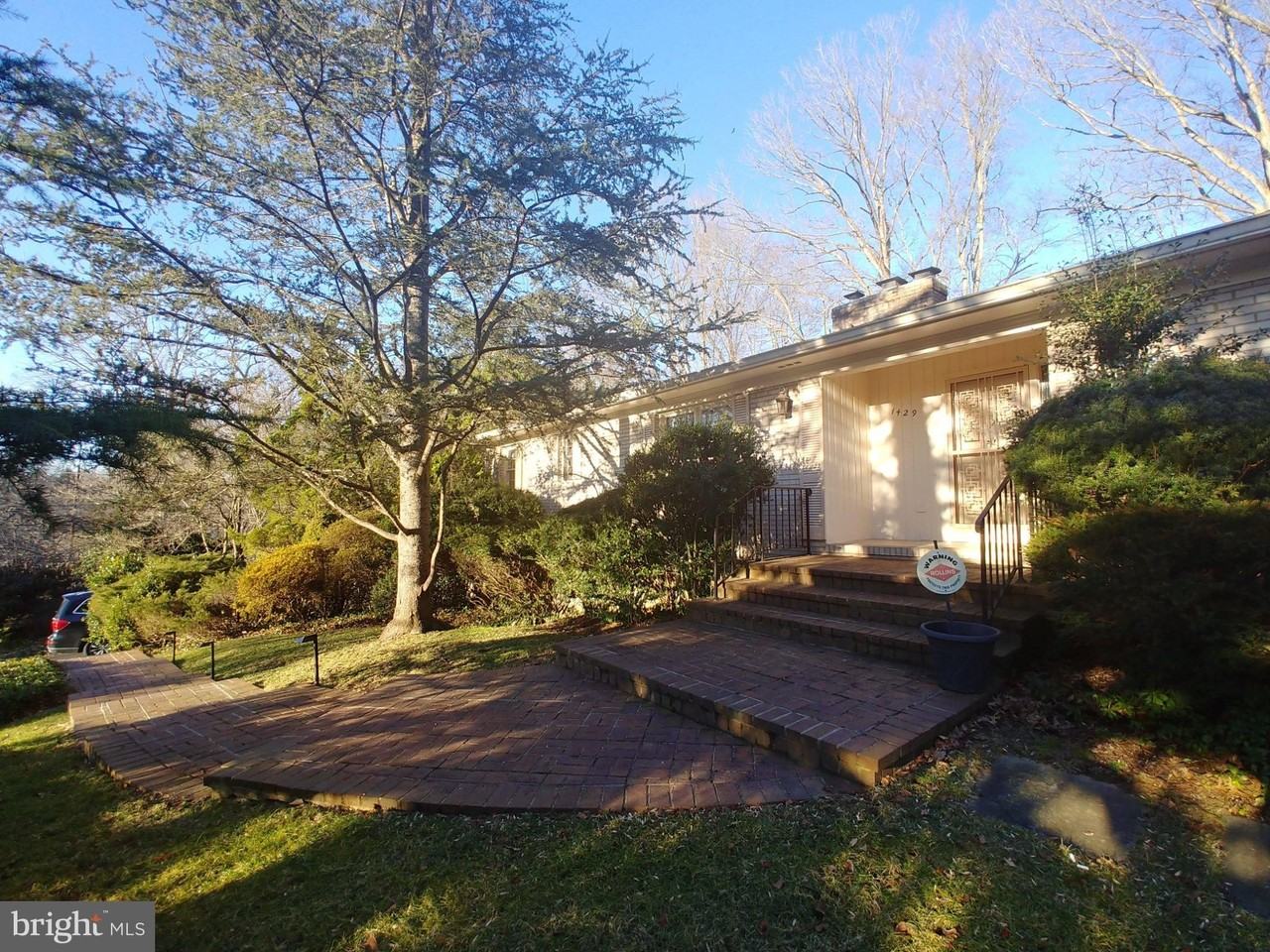 1429 Laburnum St - Photo 2 of 26