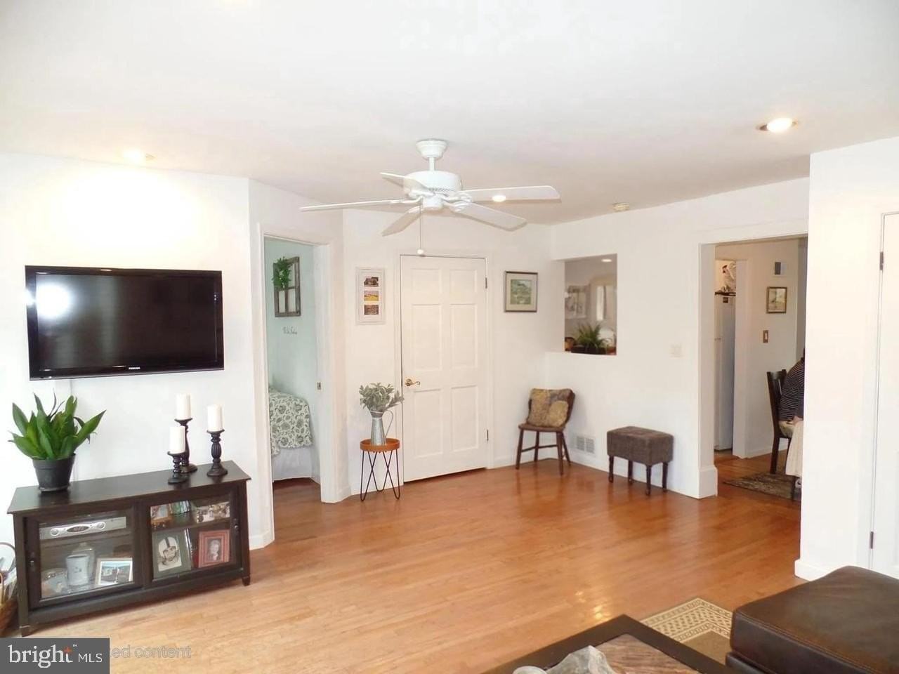 1821 Pimmit Dr - Photo 5 of 16