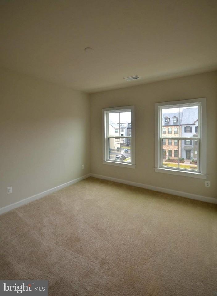 22358 Exe Sq - Photo 5 of 27