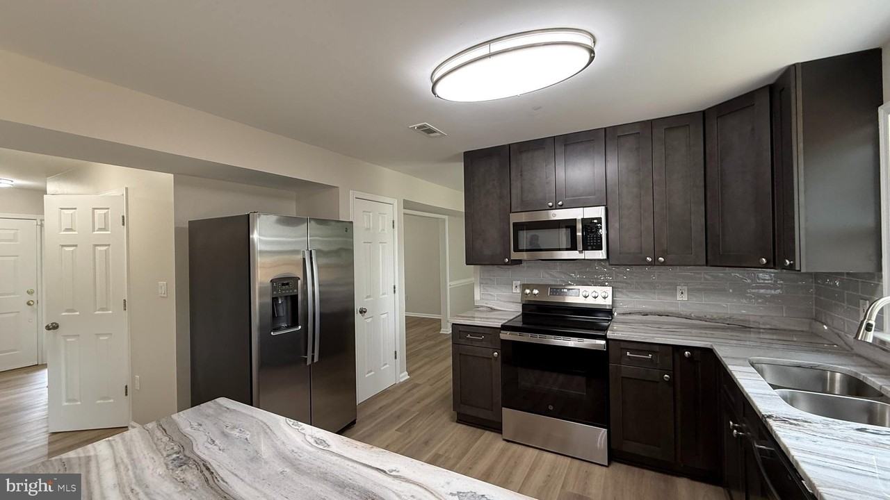 10100 Bellevue Ct - Photo 3 of 12