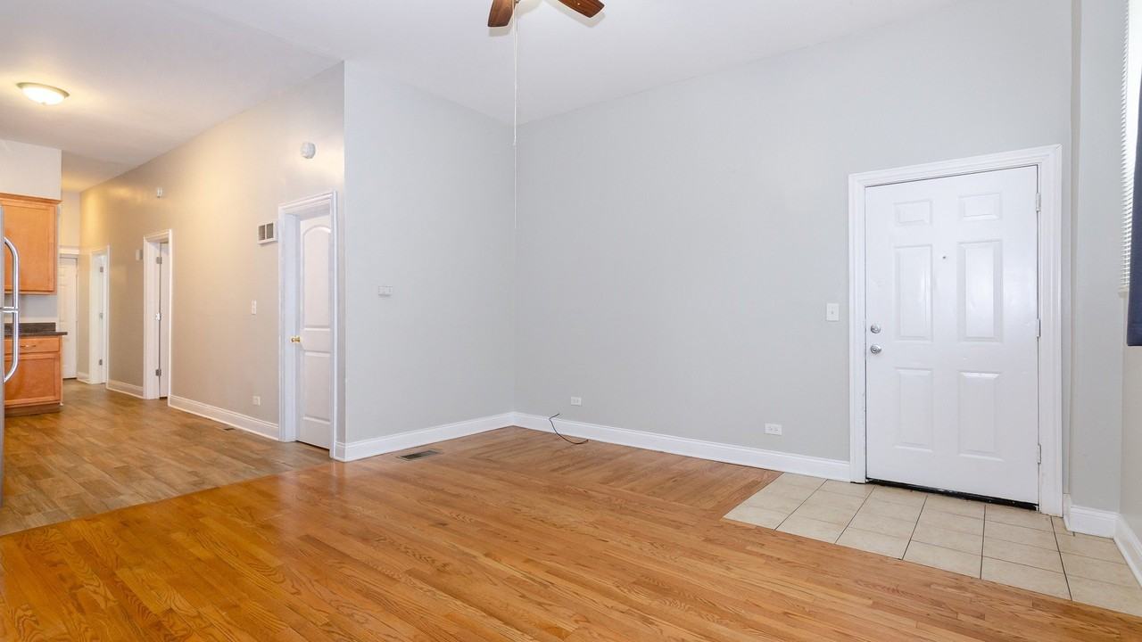 915 W 32nd St #1F - Photo 2 of 10