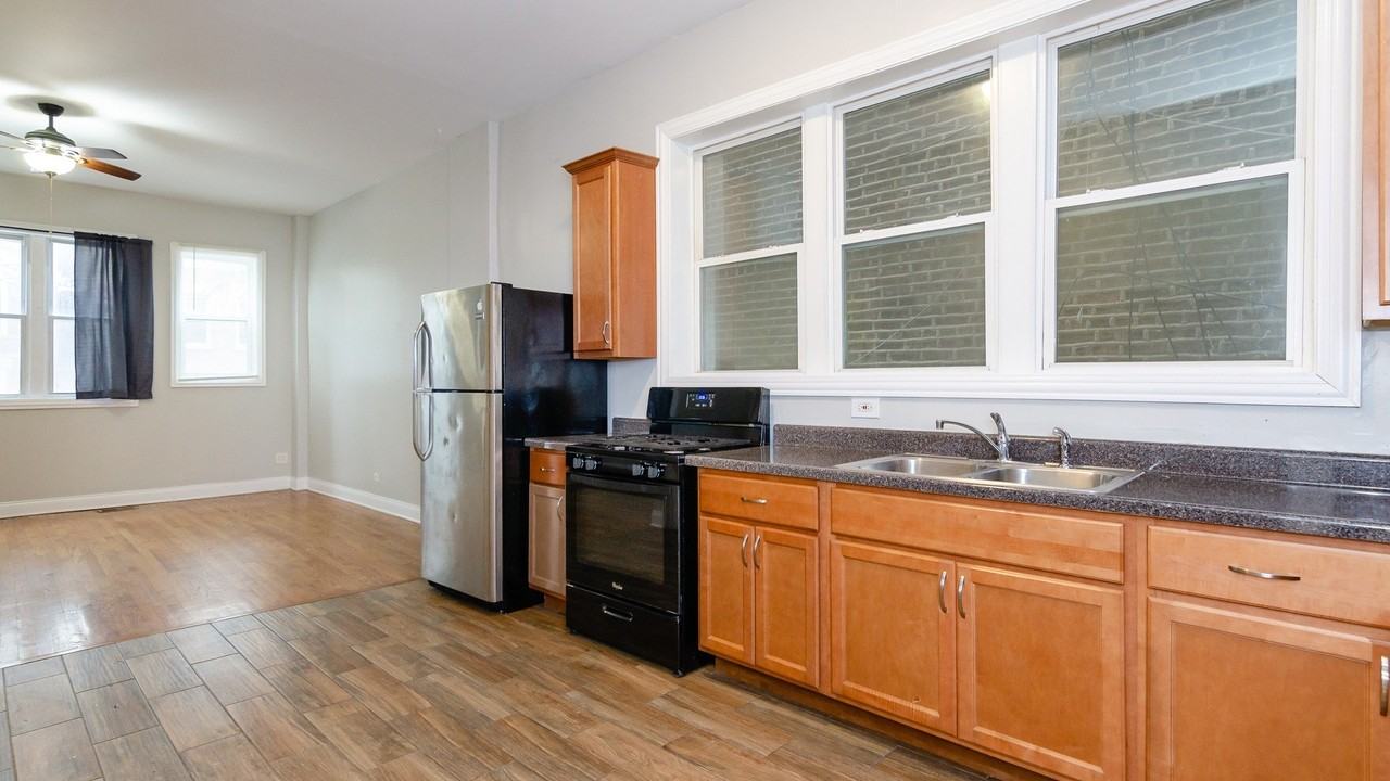 915 W 32nd St #1F - Photo 4 of 10