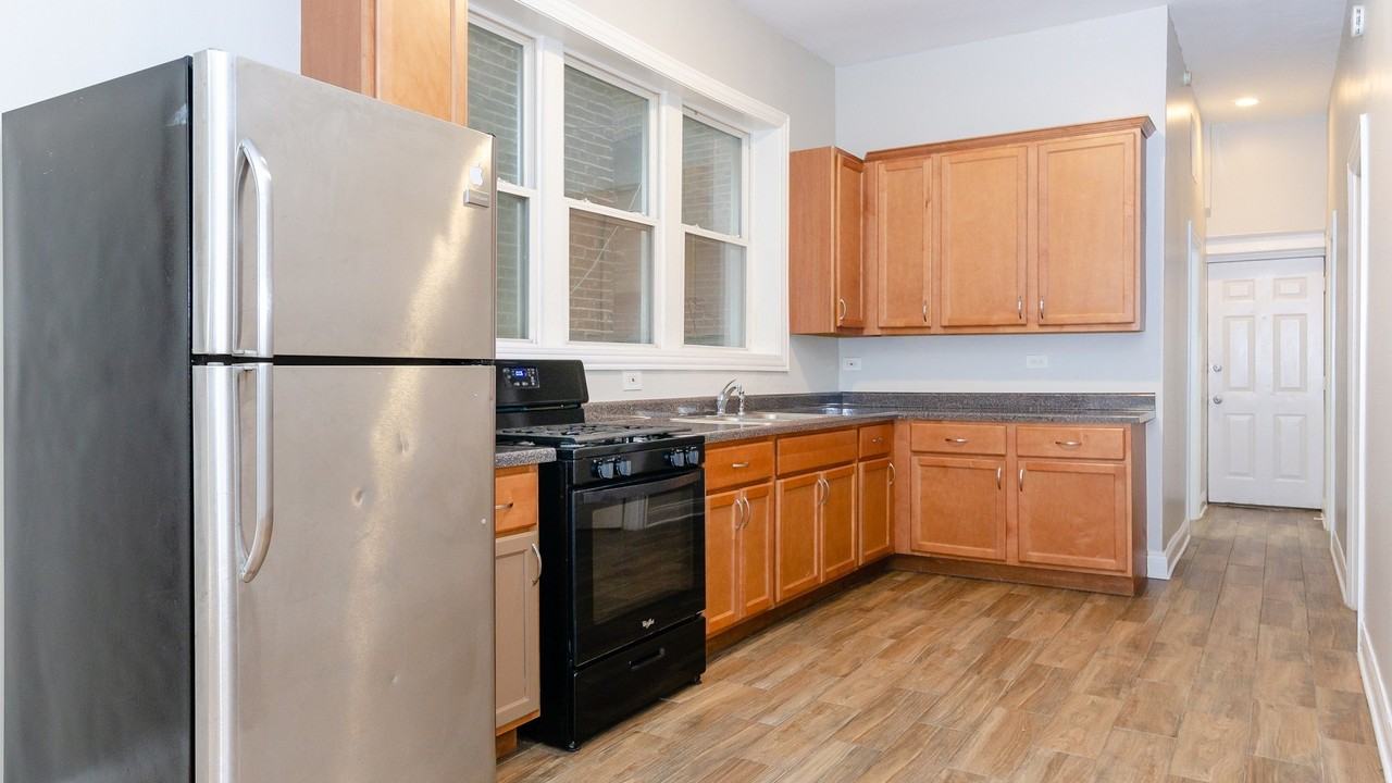 915 W 32nd St #1F - Photo 5 of 10