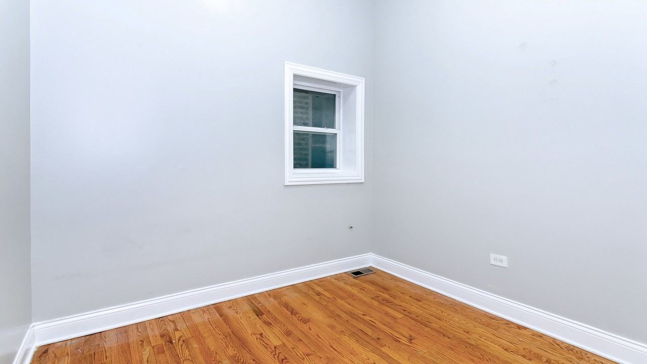 915 W 32nd St #1F - Photo 6 of 10