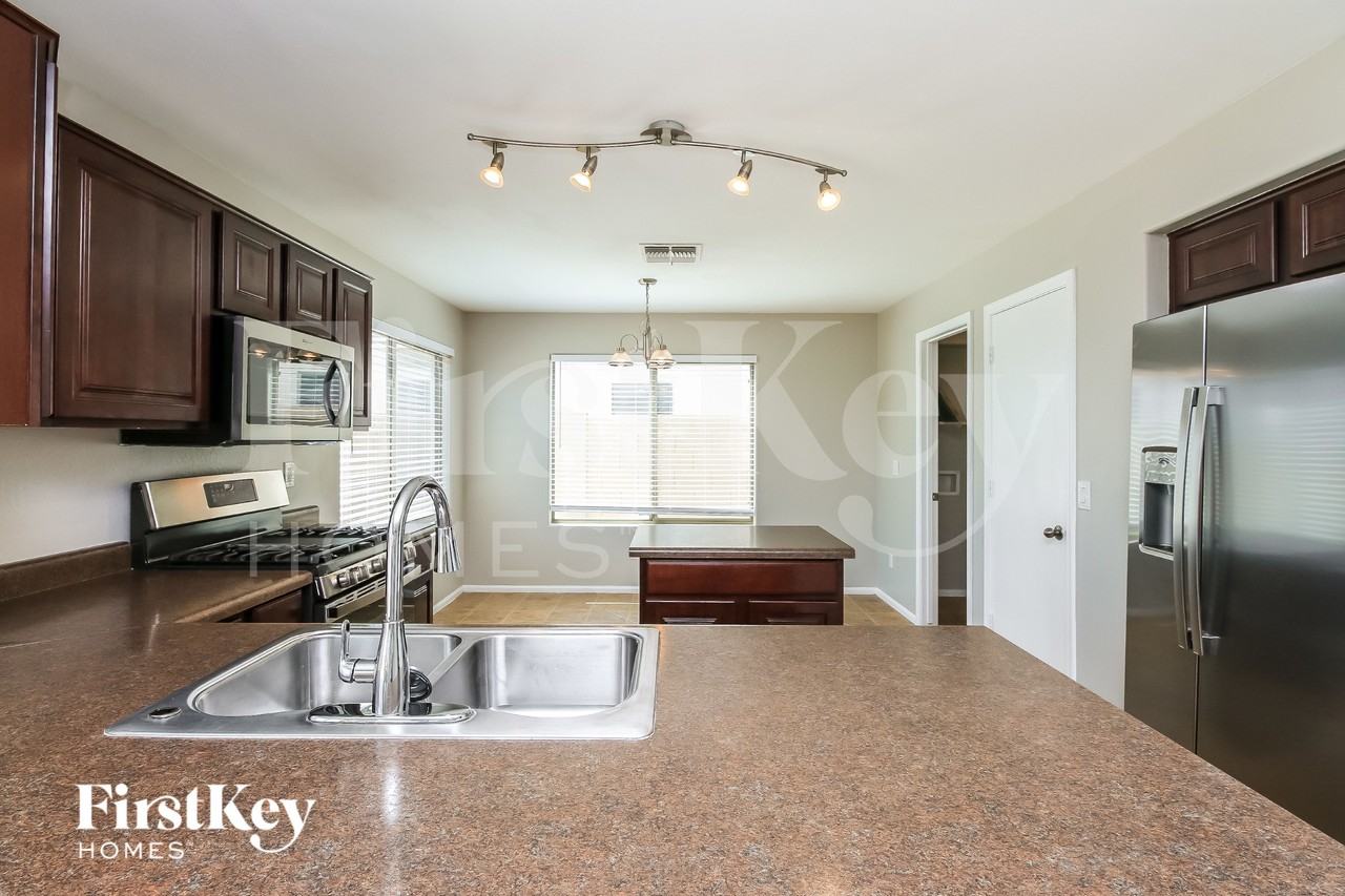 1422 E Penny Ln - Photo 5 of 15
