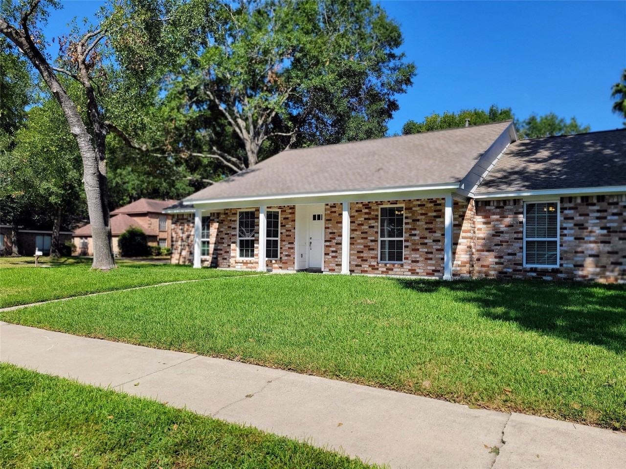 11926 Stillwater Dr - Photo 3 of 31