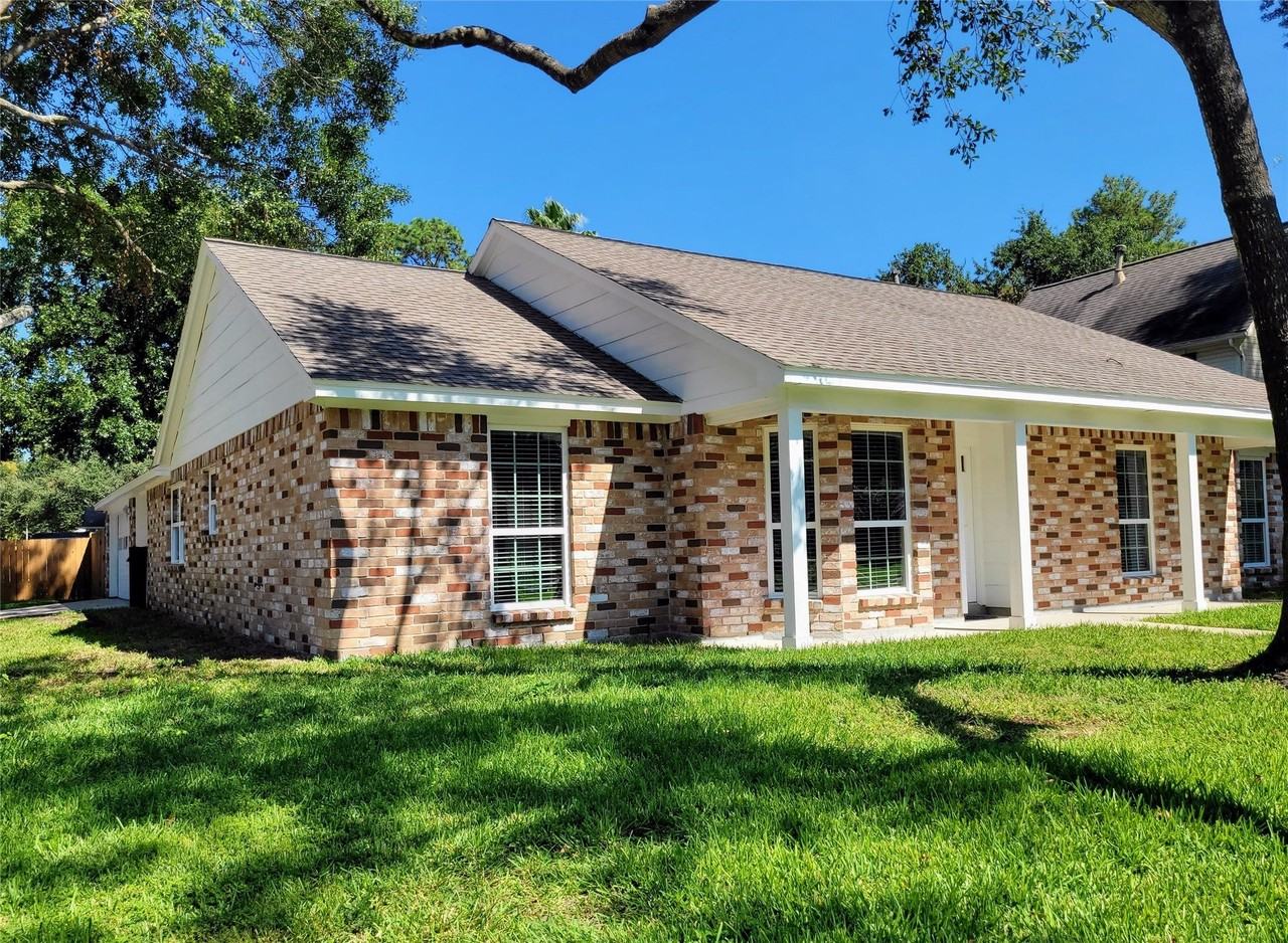 11926 Stillwater Dr - Photo 4 of 31