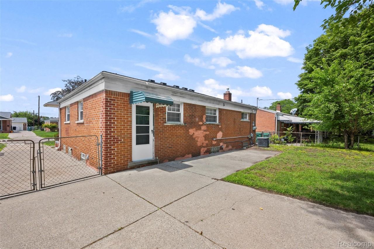 140 Hubbard St - Photo 5 of 37