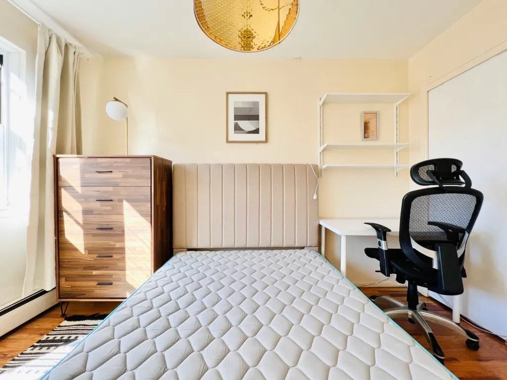 Private Bedroom in 4 Bedroom/1 Bathroom Home - Photo 3 of 6