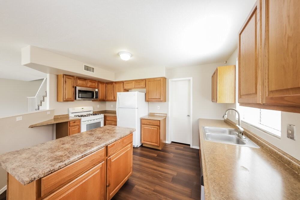 10457 W Oregon Ave - Photo 7 of 17
