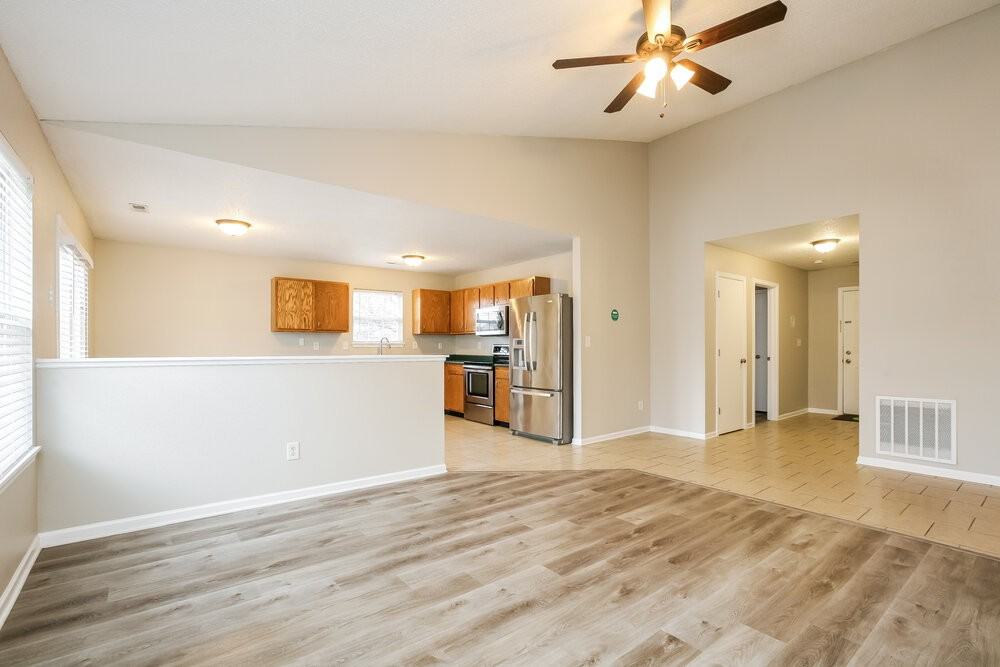9796 Thomas Ln - Photo 4 of 15