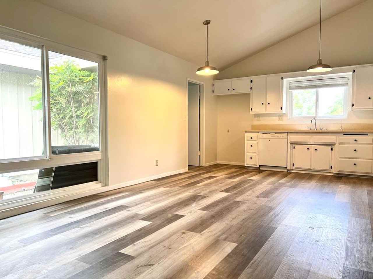 24360 Crestlawn St - Photo 6 of 34