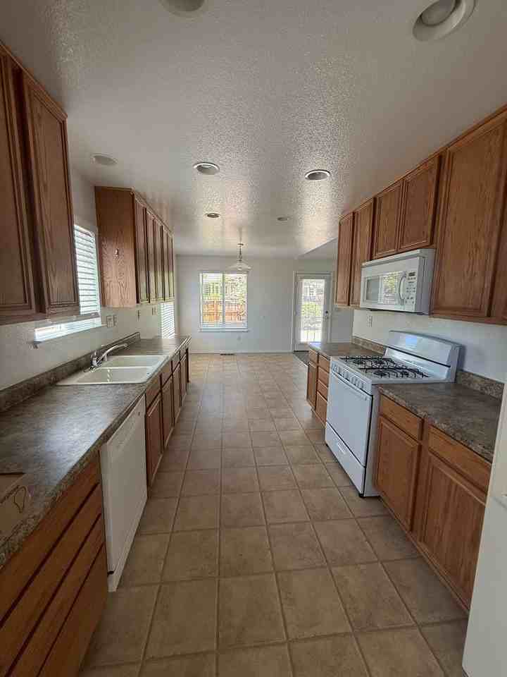 2505 Nimbus Ct - Photo 6 of 26