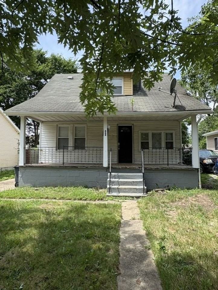668 Roscoe Ave
