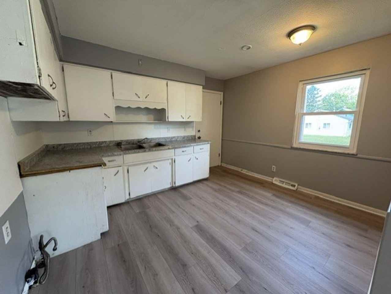 1382 Bellevue Ave - Photo 4 of 10