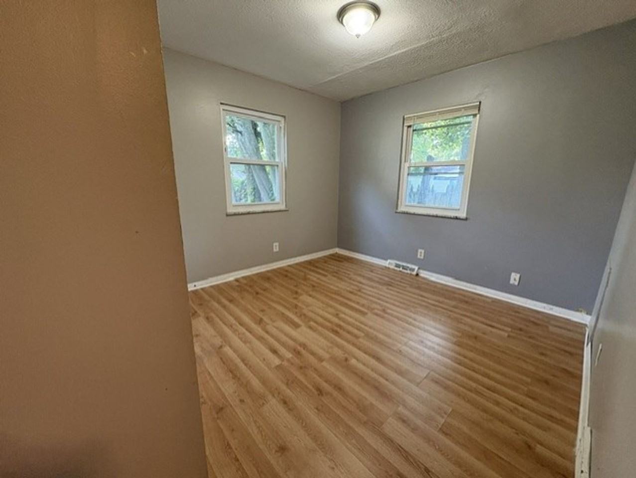 1382 Bellevue Ave - Photo 6 of 10