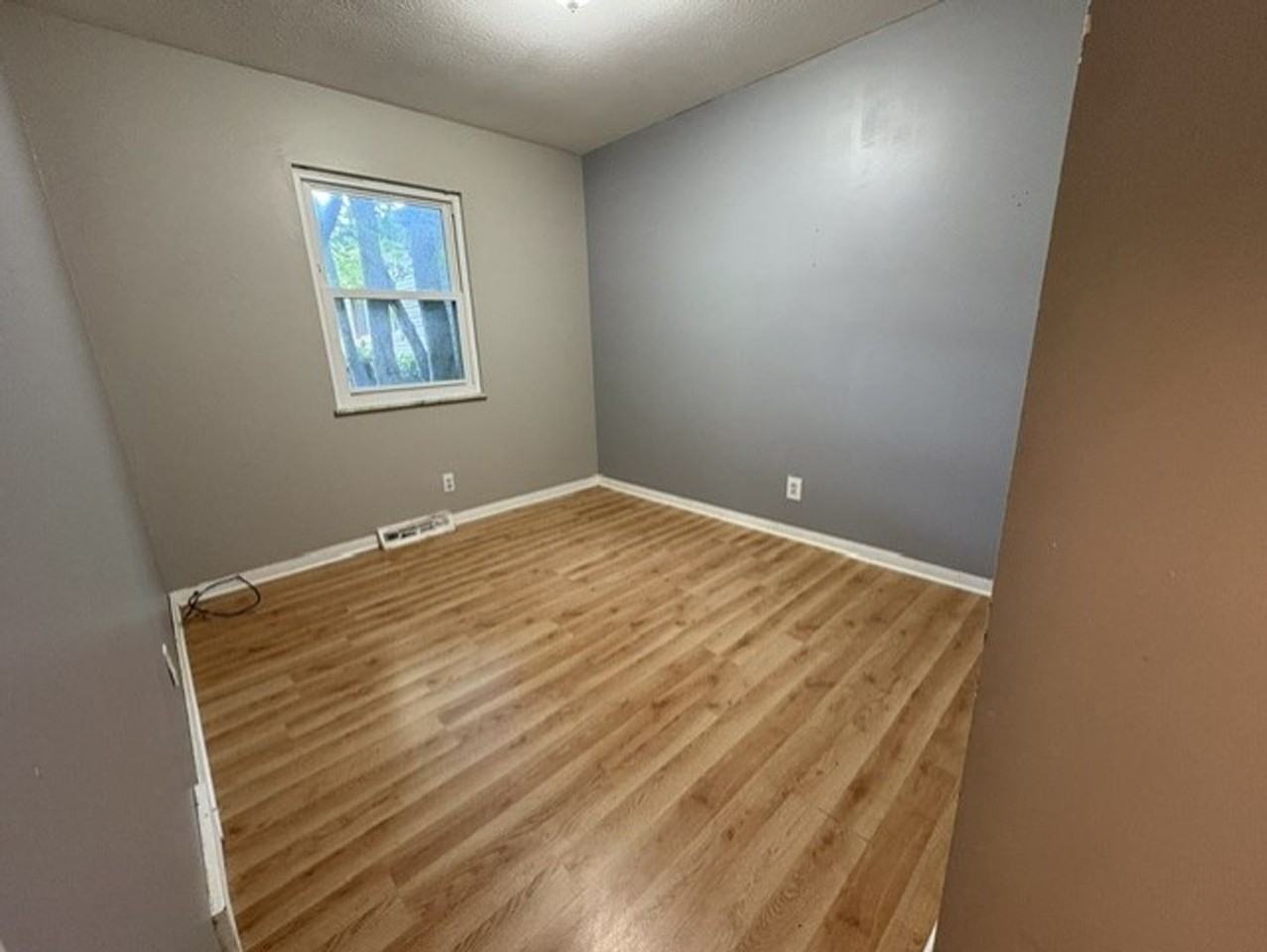 1382 Bellevue Ave - Photo 7 of 10