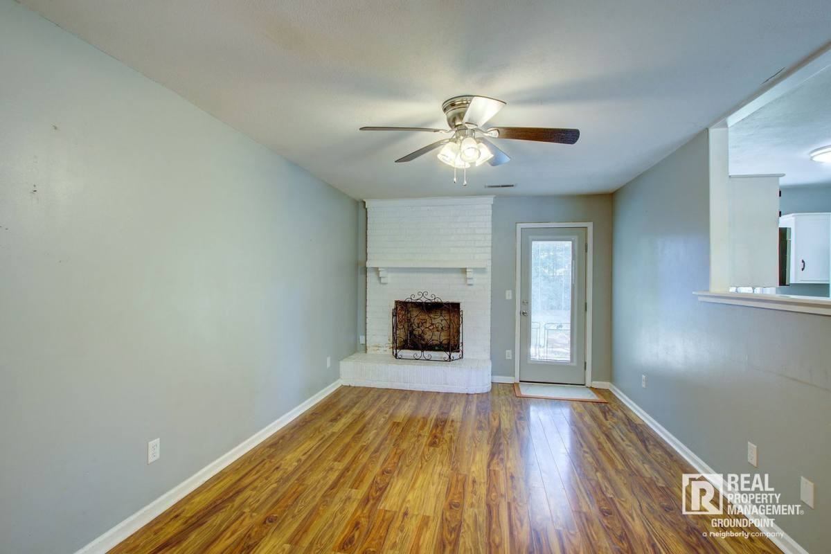 443 Robin Dr - Photo 3 of 10