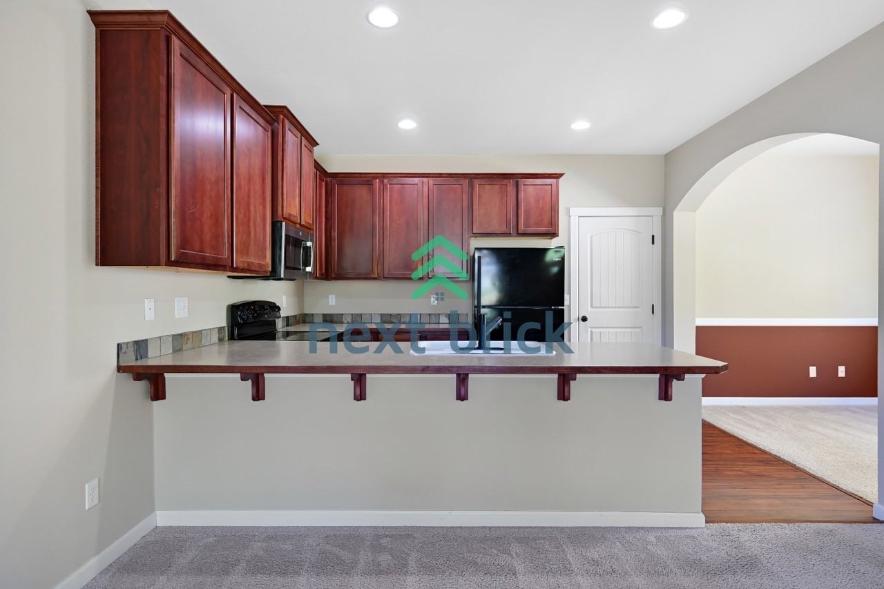 323 Graham Ave Ne - Photo 4 of 25