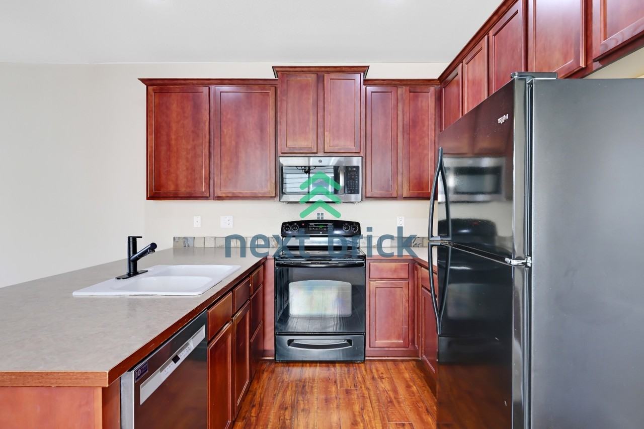 323 Graham Ave Ne - Photo 5 of 25
