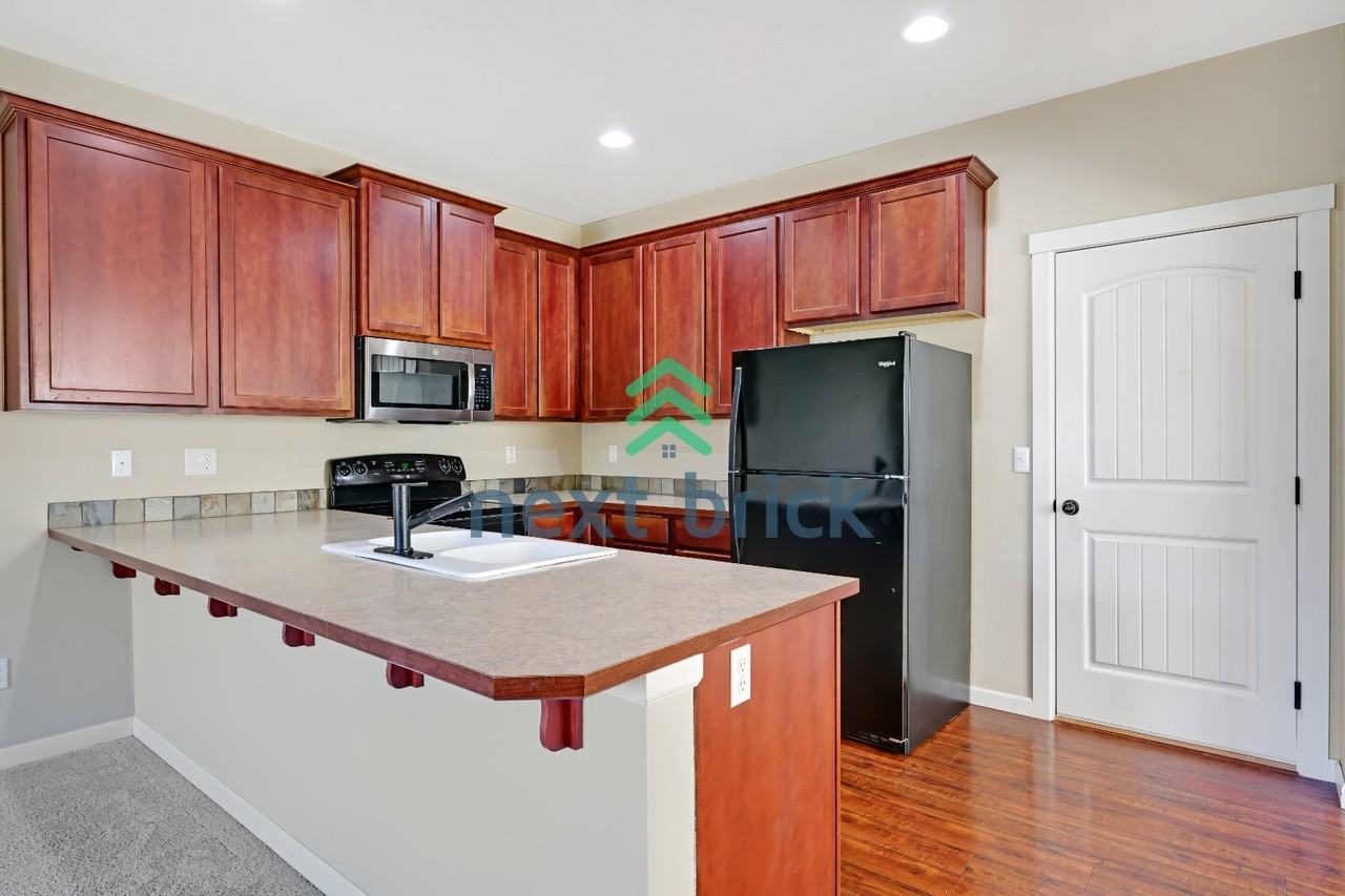 323 Graham Ave Ne - Photo 6 of 25