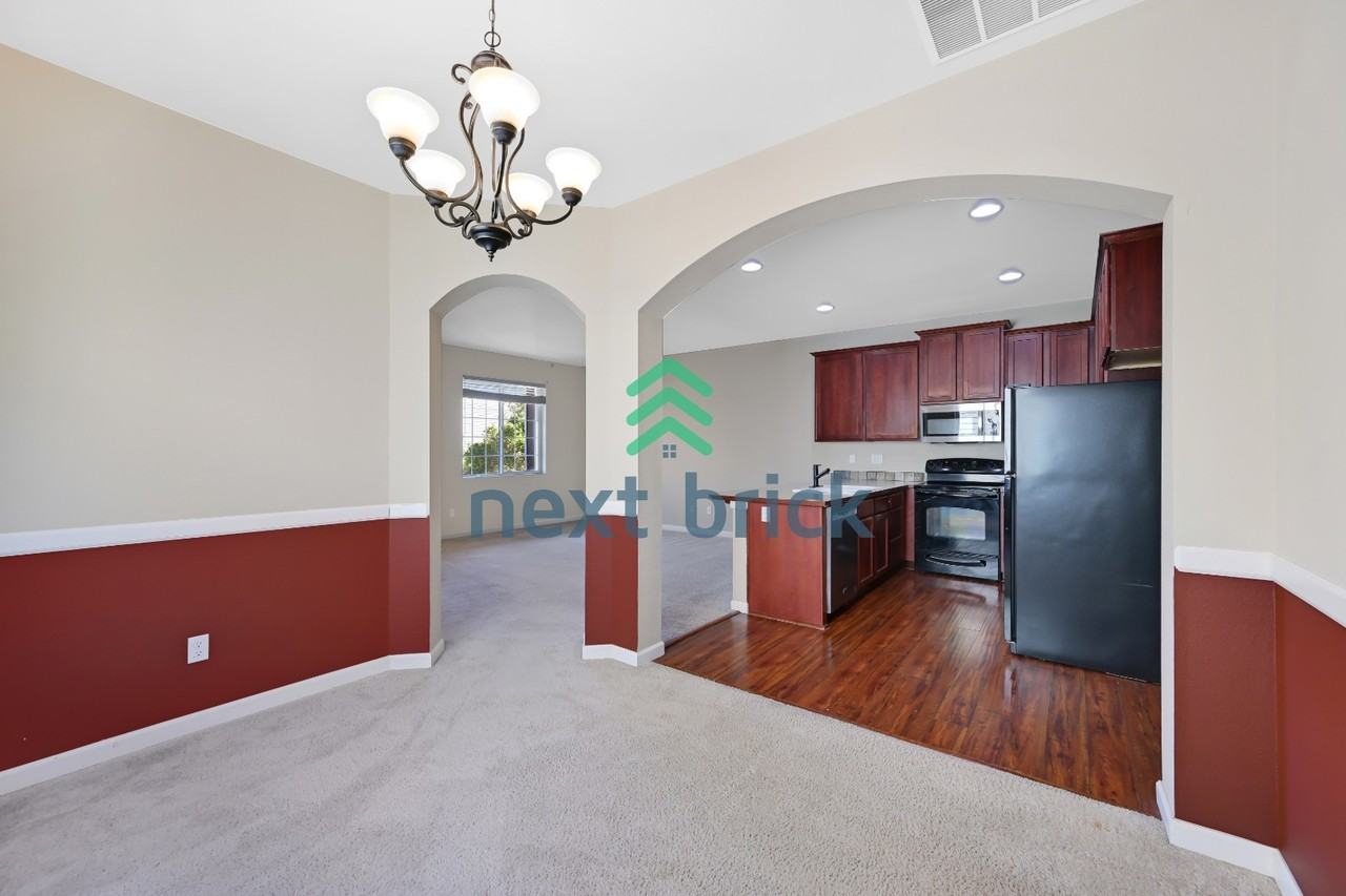 323 Graham Ave Ne - Photo 7 of 25