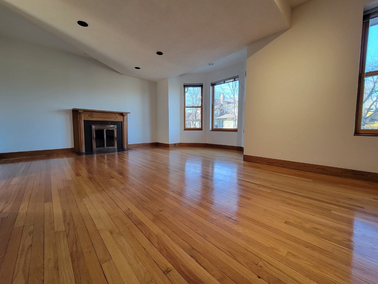 919 Pleasant St #2F - Photo 3 of 9