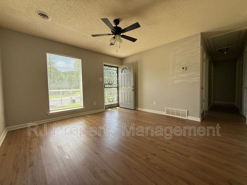 4200 Clydesdale Dr - Photo 3 of 9