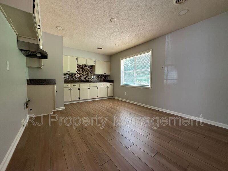 4200 Clydesdale Dr - Photo 4 of 9