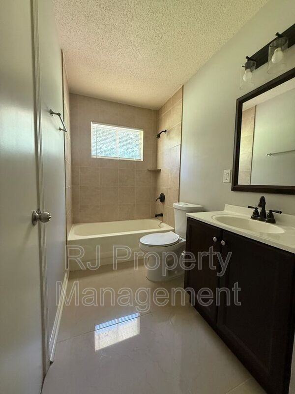 4200 Clydesdale Dr - Photo 6 of 9