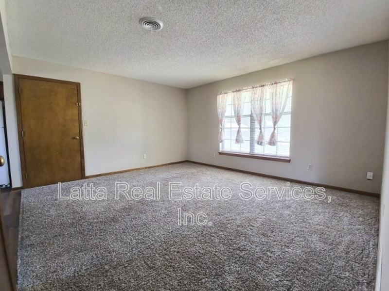 1101 Nw Mock Ave #B - Photo 4 of 9