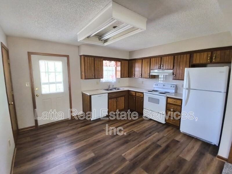 1101 Nw Mock Ave #B - Photo 5 of 9
