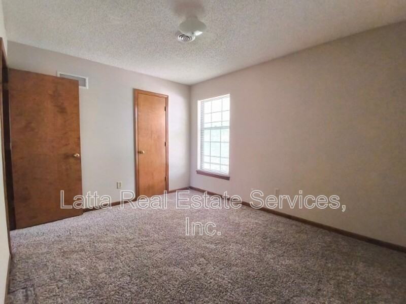 1101 Nw Mock Ave #B - Photo 6 of 9