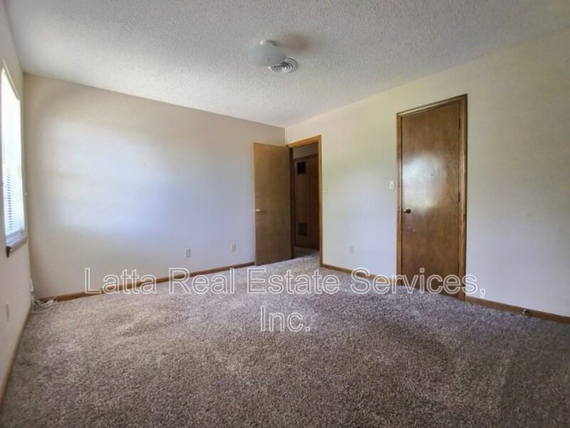 1101 Nw Mock Ave #B - Photo 7 of 9