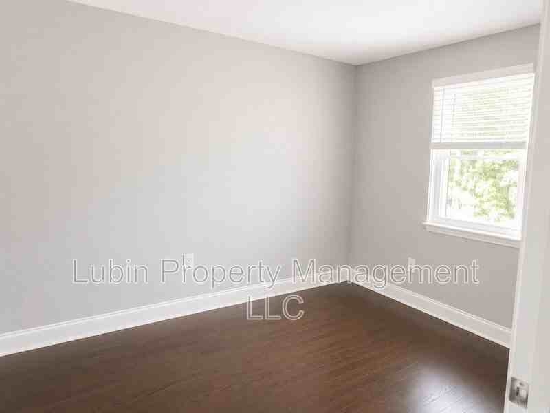 1043 College St #20 - Photo 2 of 7