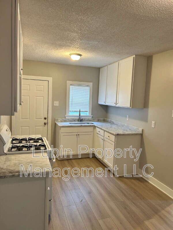 2406 Forest Ave - Photo 4 of 11