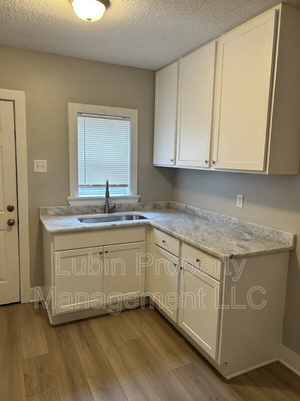 2406 Forest Ave - Photo 5 of 11