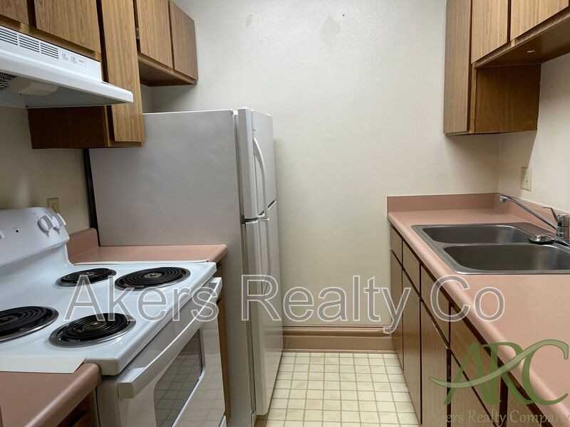 411 W 11th St #B - Photo 5 of 9