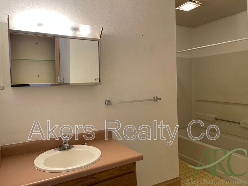 411 W 11th St #B - Photo 6 of 9