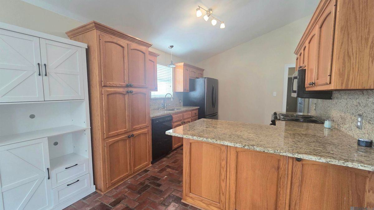 17656 Chasefield Ave - Photo 5 of 26