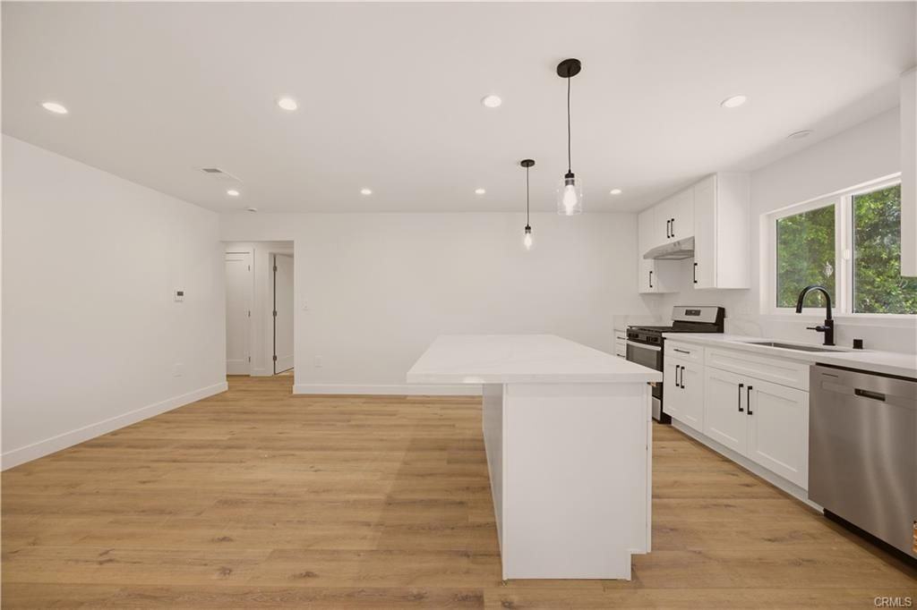 17024 Parthenia St - Photo 4 of 14