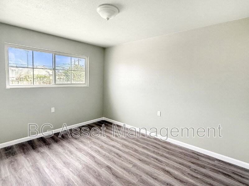 1755 Emeric Ave - Photo 4 of 22