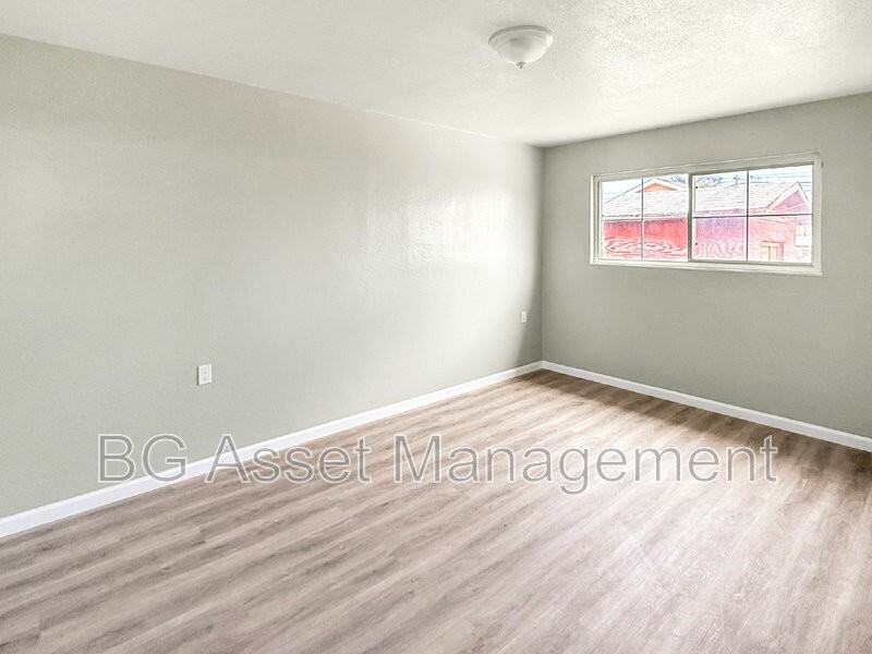 1755 Emeric Ave - Photo 5 of 22