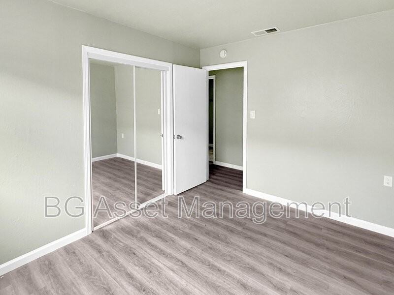 1755 Emeric Ave - Photo 6 of 22